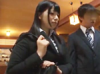 予約間違いで美少女同僚と同じ部屋に!!やることはいつも一つ!!