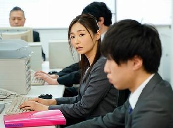 終電を逃して…いつも綺麗な上司の家に泊まることになり朝までSEX!!