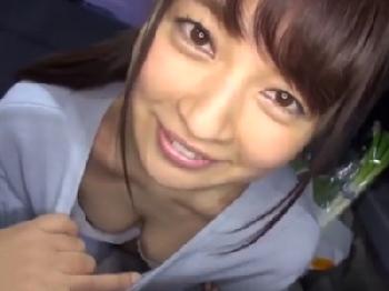 お金に惑わされ車内で即尺八ご奉仕し始める人妻W