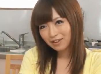 やらしい視線で男に色仕掛けして即挿入展開に持っていく淫らな人妻に精液顔面射精