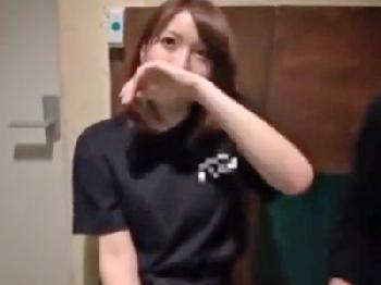 居酒屋バイトの巨乳看板娘を個室便所でばっこりハメ!!