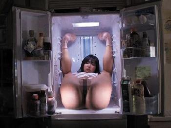 【マネ厳禁】チャーミングな妹を冷蔵庫に閉じ込めて意識を失った所にゴムなし腟内射精!!