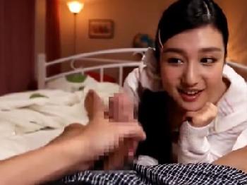 清楚な黒髪美女が挑発的な視線でオナニーサポート→吹き出る精液に辛抱できず笑顔