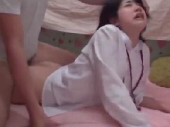 あどけない女の子へ性的暴行ハードピストンして涙目の少女に精液顔面射精