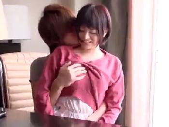 ショートヘアが似合う色白で透明感のある美少女がイケメンとの性行為で痙攣絶頂