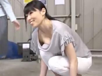 胸元ガバなスライム乳のぷるるん妻→隣人に性的興奮され強制婦女暴行!!