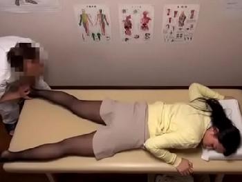 ハゲてる凄い性テクニックを持つマッサージ師に死ぬほど絶頂させられる女性会社員