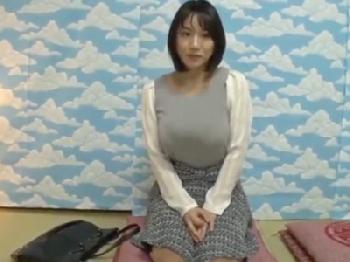 マン汁ダダ漏れの童顔娘がゴッドハンドの手で昇天エクスタシー