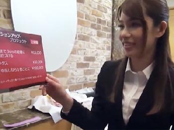 美女会社員が会社の同僚とのエロ企画で戸惑いつつ→お金の誘惑に負けてコンドーム未装着の膣射性交