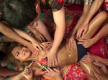 黒ギャルにぶっかけるのが艶めかしい白黒大乱交