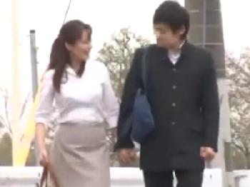 男子生徒と交際している人妻女教師!!2人がよく性交しているポイントにカメラを仕掛けた