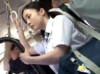 巨乳巨乳な夏服女子校生がバス痴漢→両手に納まりきらない爆乳を後ろから鷲掴みにされて悶絶バック!!