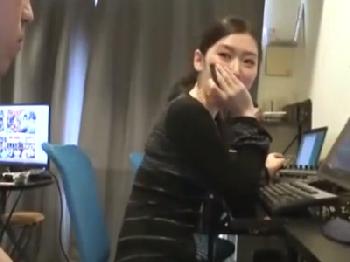 AV制作会社で働くスレンダー美女と職場で中出し性交