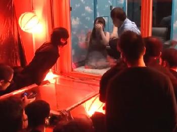 気持ち悪い男たちにこんなに見られながらイキ恥をさらけ出した新成人たち