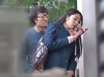 本屋でエロ小説の立ち読みに夢中すぎて痴漢の受精に気づかない女子校生