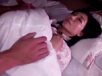 とか言いつつ寝ている夫の横で中出し浮気性交を完遂する巨乳人妻