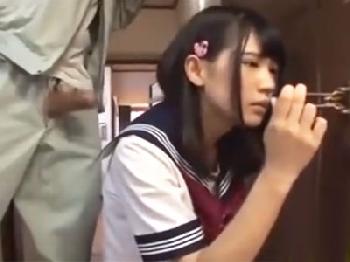 留守番してたら修理業者の中年男にイラマチオされた制服女子校生