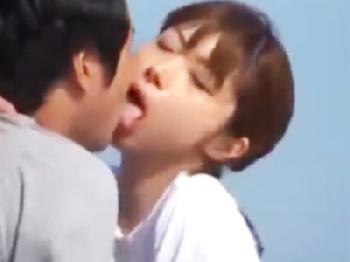 女盛りの漁師の嫁が大海原を背に船の上で大胆な青姦SEX