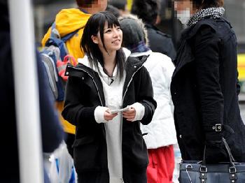 上原亜衣が逆ナンパした素人男性とナマ種付け交尾