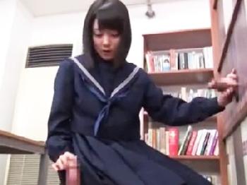 飛び出るポコチンにとても関心がある美少女女子校生が口内性交では足りずにパンツをずらして‥