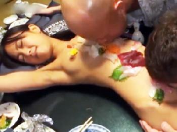 料理と一緒に差し出された美少女を冷酷非道な男達が美味しそうに輪姦W