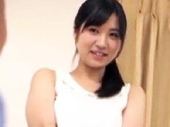 若くてチャーミングな娘の家庭教師を家に泊まらせて夜這いを仕掛け性的暴行する非人道的な父親