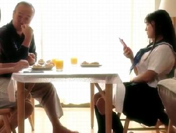 女子校生の割にはデカ過ぎる乳…母親の再婚相手の視線がヤケにイヤラしい…