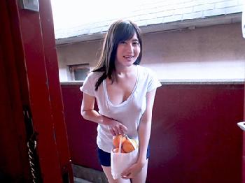 ノーブラ透け乳首でポンカンを差し入れにきた隣人と辛抱限界SEX