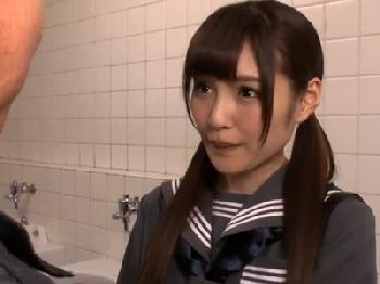 公衆便所で誘う女子校生と着衣バックハメ