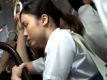 服の上からでも丸わかりな爆乳女子校生が痴漢に狙われ…後ろから激しくピストン!!