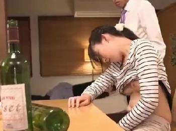 酩酊・酩酊状態の妻友人を犯す!!妻が寝ている間に夜這い成功!!