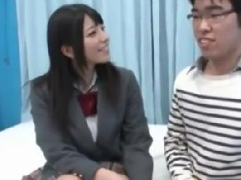 上原亜衣ちゃんが童貞男を優しく中出し筆おろし