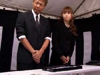 お通夜で再会した大好きな人と挿入する不謹慎妻