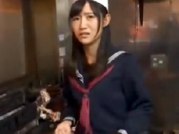 セーラー服姿のまま焼き鳥屋でバイトする女子校生をリモコンバイブ調教→潮吹き膣にコンドーム非装着で孕ませ交尾