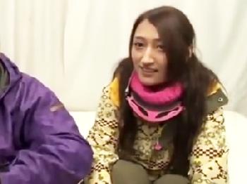 ハーフ顔な素人娘が彼氏のすぐ近くで不貞交尾