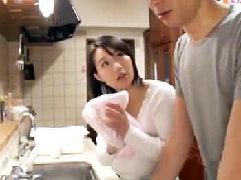 従兄弟にカラダを求められ辛抱できず股を開く爆乳人妻