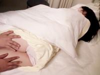 懸命に抵抗するも股間の穴へ直接射精される人妻