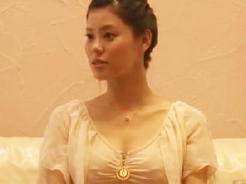 性的マッサージで愛液トロトロになった女性器にゴムなし挿入され感じるお姉さん