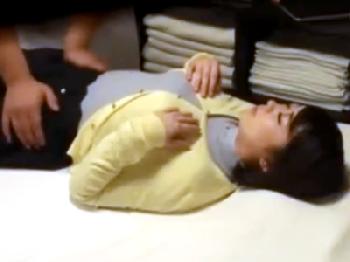 変態整体師にきわどいマッサージどころかペニスまで突かれた素人お嬢様!!その模様を盗撮