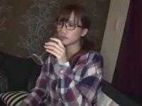 ほろ酔い状態の眼鏡女子美少女にコンドーム非装着で挿入→中出し射精