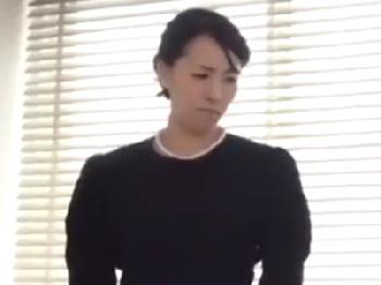 夫を亡くしたばかりなのに性的暴行顔面射精される未亡人妻