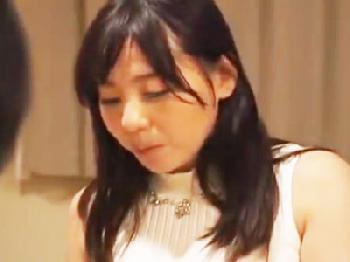 入院している夫を裏切って密通性交に夢中になる背徳人妻