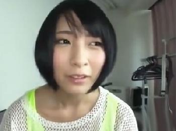 ミニ系の顔立ちの美少女がペニスをフェラ→精液ごっくん