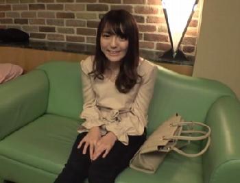 カメラ目線でしっかり自己紹介できる大学生との個人撮影