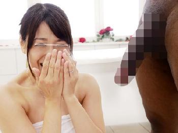 巨根すぎて断られた黒人のためにとても綺麗な素人女性がオメコ内での直接射精までご奉仕