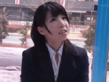 小柄な美少女性会社員が初対面の早漏君とマジックミラー号内で禁断SEX展開