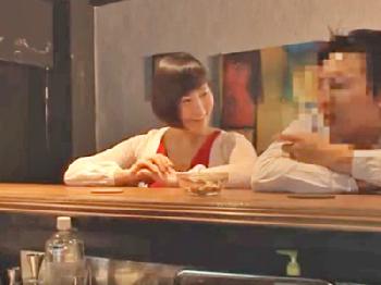 バーにいたカップルに睡媚薬を飲ませ寝取ってしまう悪徳バーテンダー