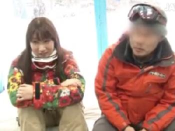 気持ちよくなって彼氏がいるのにマジックミラー号挿入彼女