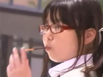 お菓子が大好きな女子校生娘が痴漢の中年男性にペニス挿入されて屈辱アクメ