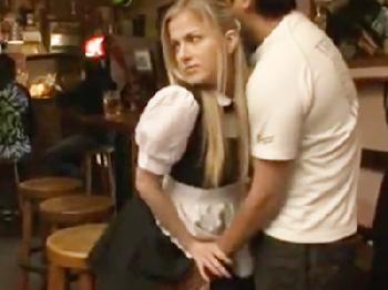外国のバーで出会ったパイパン白人のウエイトレスにおまんこ内射精する日本人客